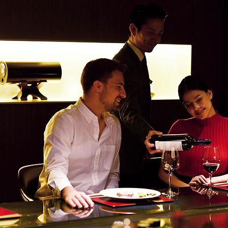 The Gate Hotel Tokyo By Hulic Exterior foto A butler serving wine at a restaurant