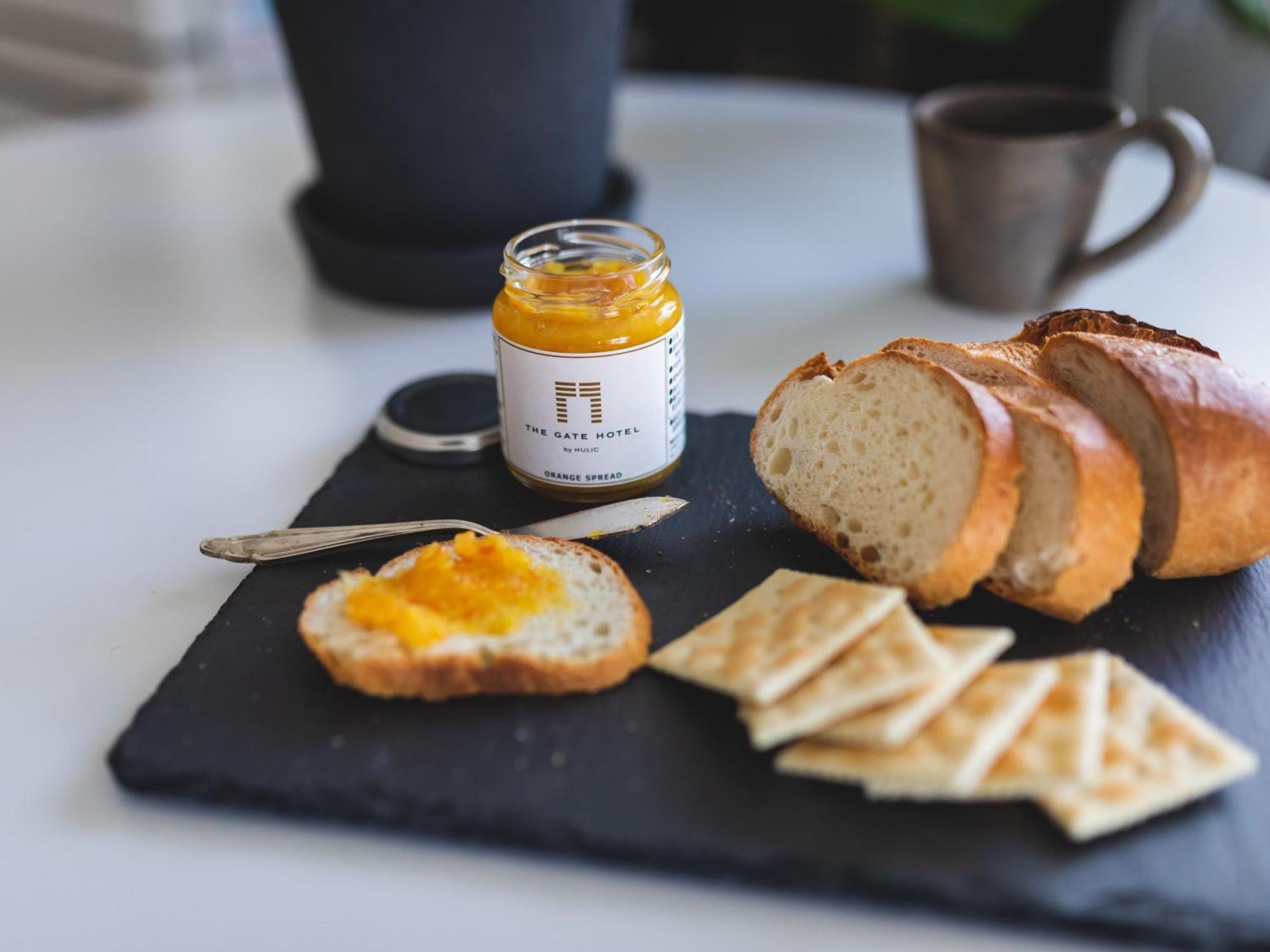 The Gate Hotel Tokyo By Hulic Exterior foto A jar of pure saffron honey