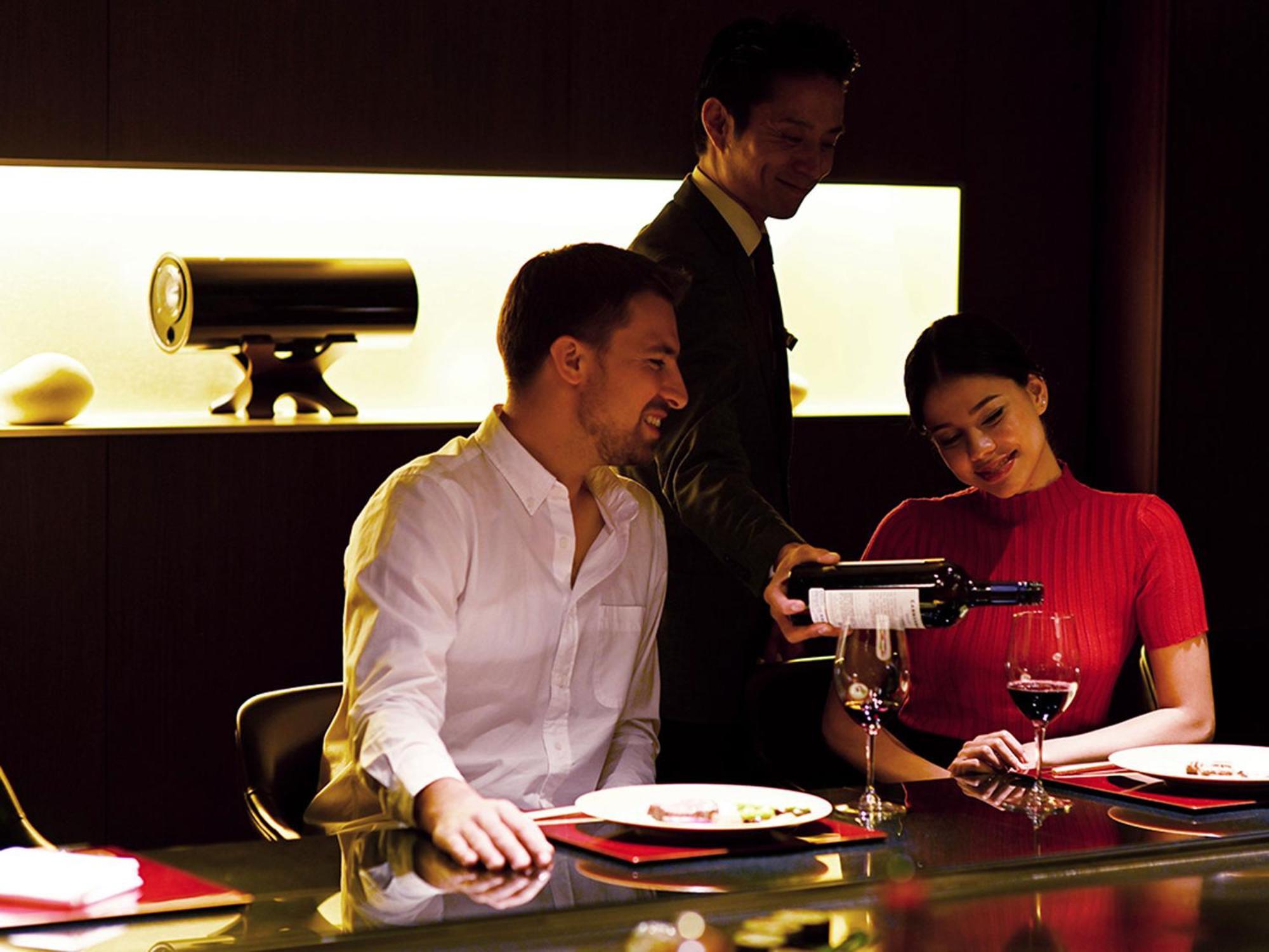 The Gate Hotel Tokyo By Hulic Exterior foto A butler serving wine at a restaurant