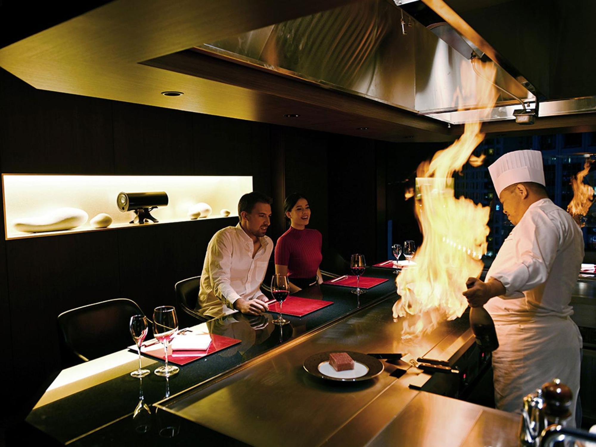 The Gate Hotel Tokyo By Hulic Exterior foto A chef cooking with a flaming torch
